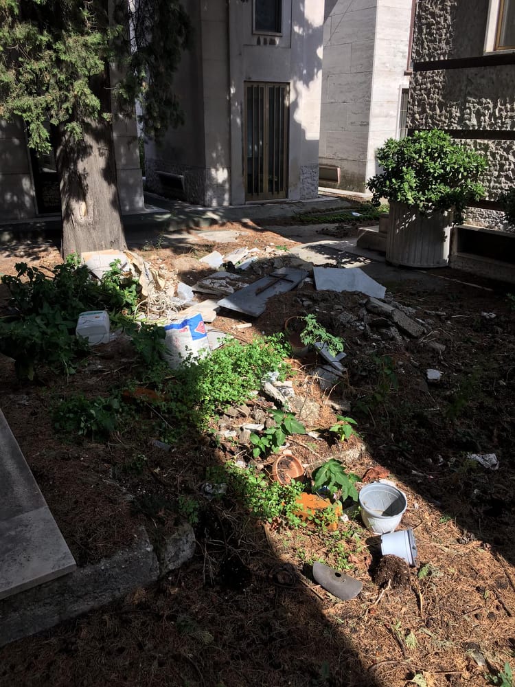 Il degrado del cimitero di Poggioreale, la denuncia di un cittadino