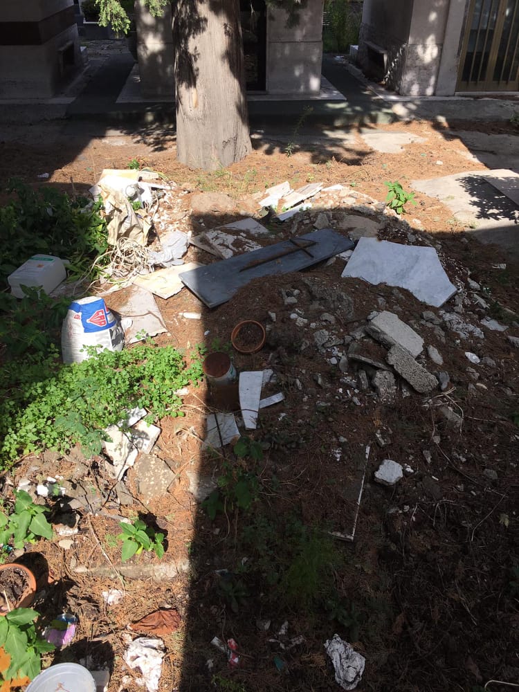 Il degrado del cimitero di Poggioreale, la denuncia di un cittadino