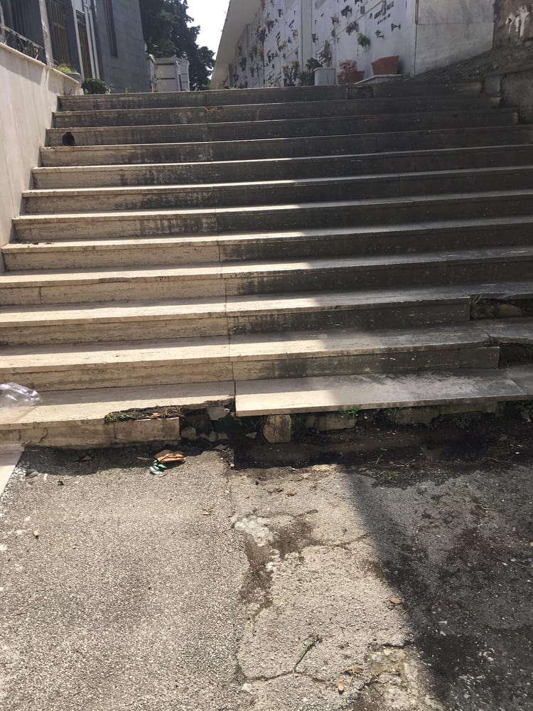 Il degrado del cimitero di Poggioreale, la denuncia di un cittadino