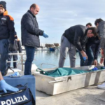 Trovato un cadavere nel porto di Torre Annunziata, il corpo era in acqua