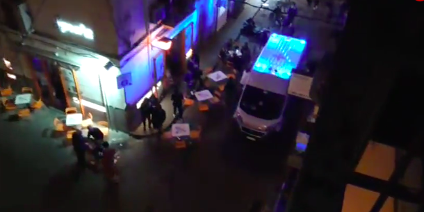 Caos ai baretti di Chiaia, l'ambulanza ha difficoltà a passare 