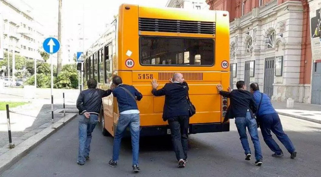 Capri: autobus va in panne, passeggeri lo spingono a mano