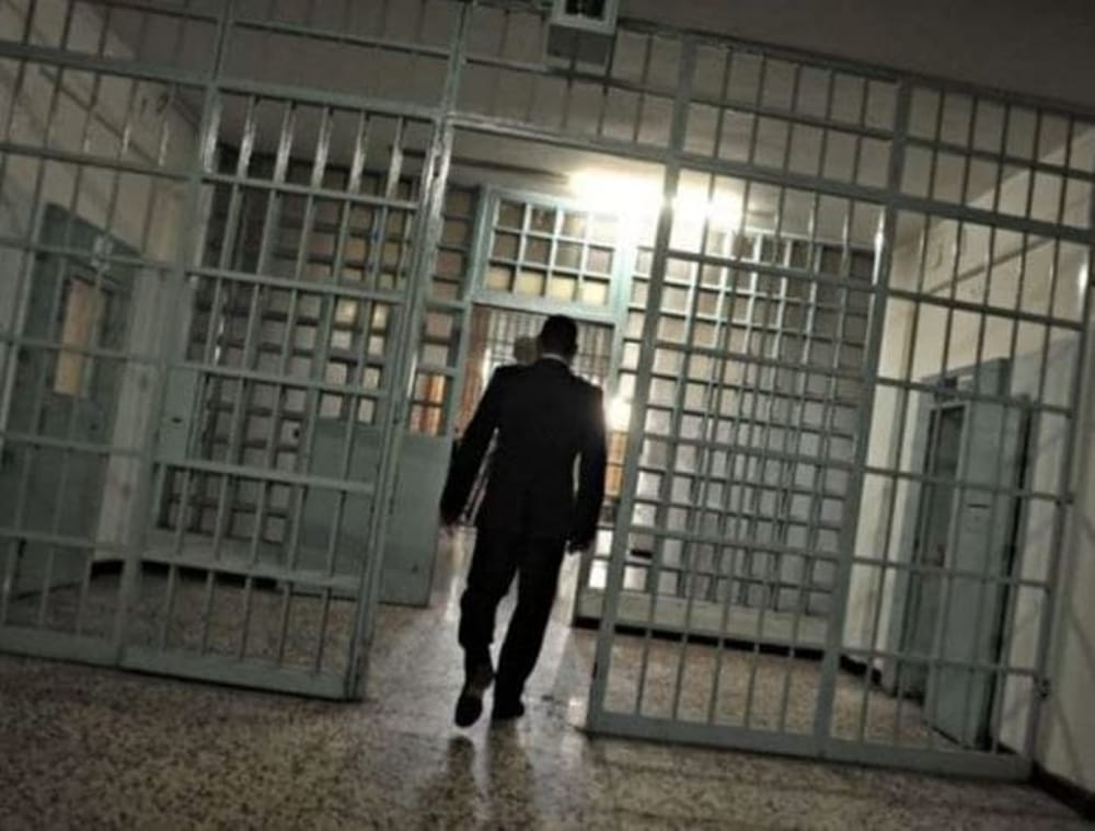 Beve detersivo e prova ad impiccarsi, lancia estintore contro gli agenti: caos in carcere