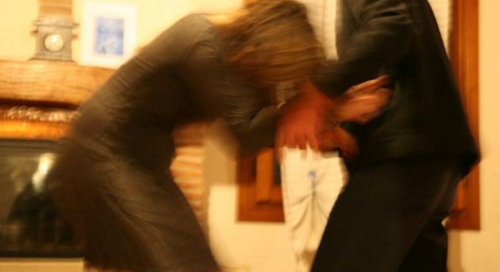 Casoria: flirta con la cameriera, la moglie lo picchia fuori dal bar