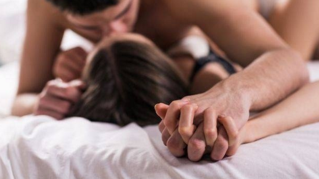 Circumvallazione esterna, vede la madre con l'amante e lo aggredisce