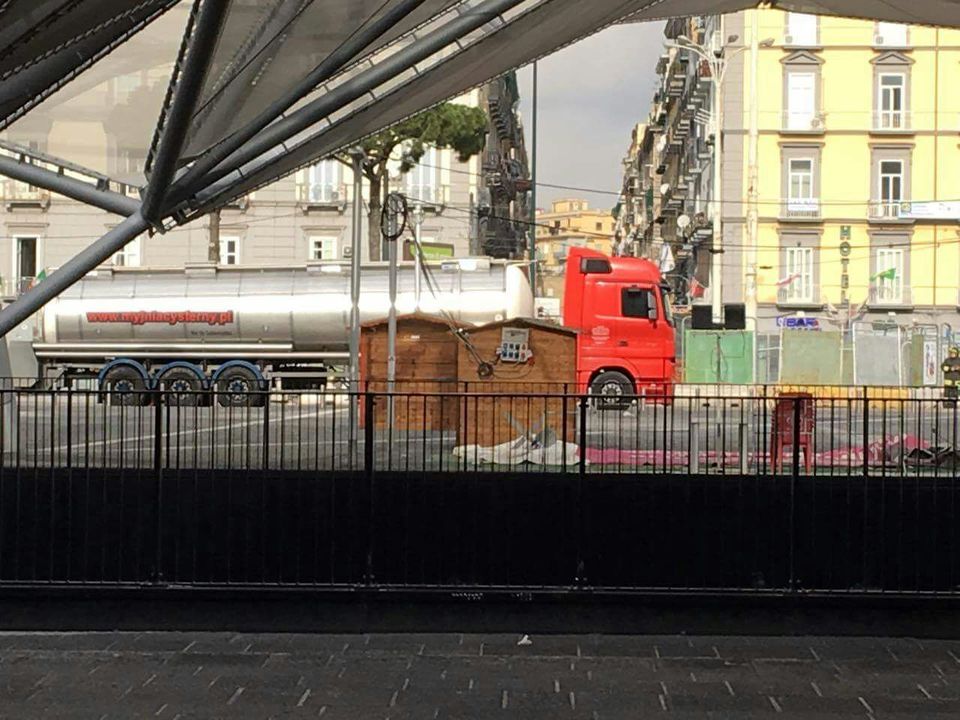 Paura a Piazza Garibaldi, scatta l'allarme: autocisterna sospetta