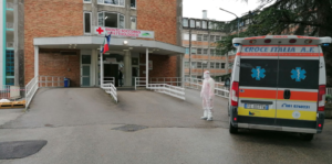 Coronavirus, arriva il nuovo allarme di Ascierto: "In questa fase si diffonde anche tra i giovani"