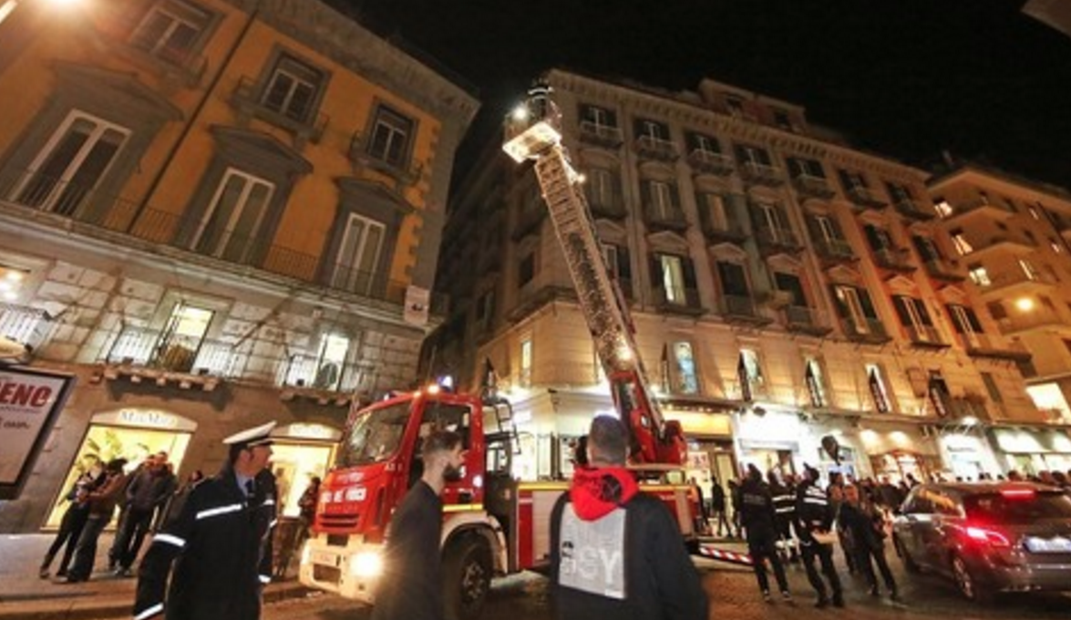 Crollo a Piazza Trieste e Trento, spavento nel cuore di Napoli