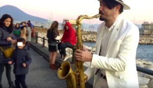 Chi è Daniele Vitale, il musicista che incanta i turisti sul lungomare di Napoli