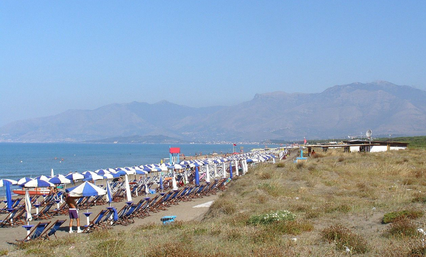 Si masturba davanti ad un bambino in spiaggia, ambulante malmenato