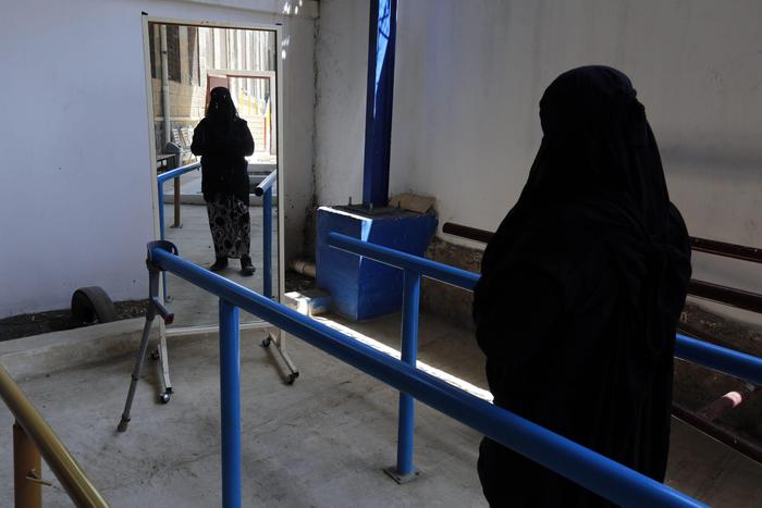 È troppo "occidentale", il marito picchia la moglie che non vuole indossare il burka