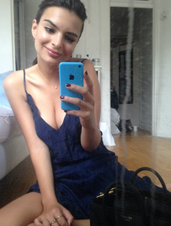 emily-ratajkowski-selfie