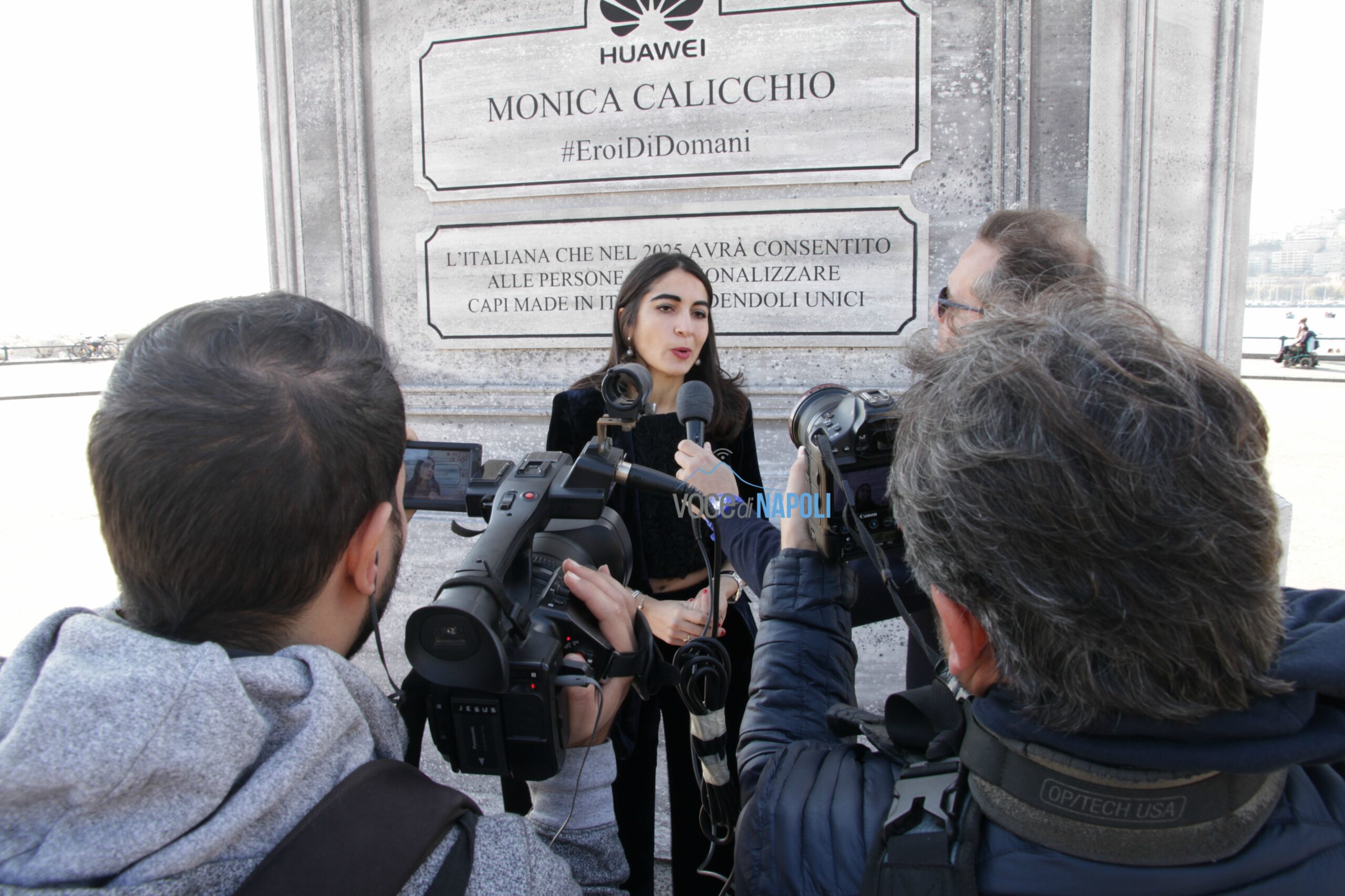 Statuta sul lungomare, svelato il mistero: Huawei premia giovani startupper