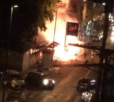 Napoli, va a fuoco una pompa di benzina a Cavalleggeri
