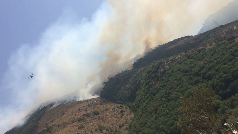 Monte Faito a fuoco, evacuazioni per tutte le abitazioni