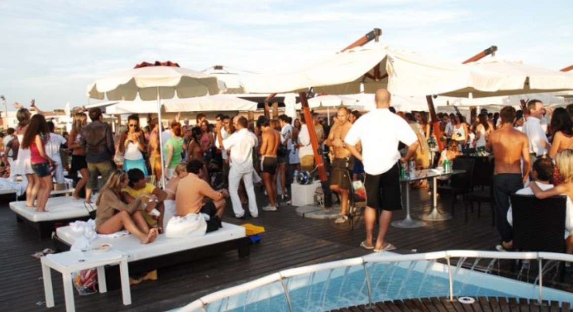 Ferragosto ai tempi del Covid, in Campania nessun falò e braciata: in molti comuni obbligo di mascherine