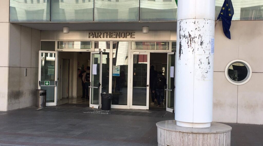 Fiamme all'Università Parthenope del Centro Direzionale: evacuata la sede