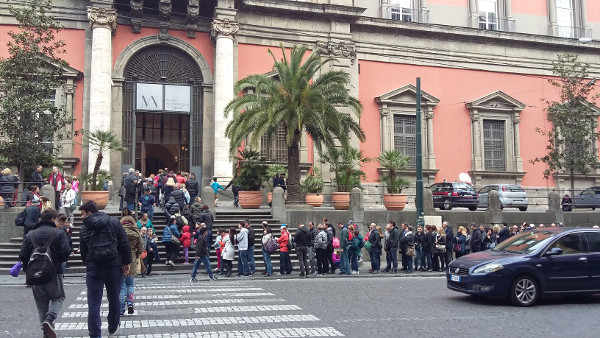fila-al-museo-archeologico-nazionale-di-napoli-600x338
