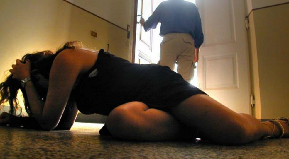 Sessa Aurunca: "Sono indemoniato", accoltella la moglie più volte