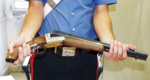 Ha più volte minacciato con un fucile la ex, una 18enne dominicana, con la quale aveva avuto una relazione durata qualche mese e da lei interrotta: l'uomo, un romano di 50 anni, con precedenti, è stato arrestato dai carabinieri della stazione Roma San Giovanni con l'accusa di atti persecutori, ma anche per detenzione abusiva e sostanze stupefacenti. L'arresto è stato eseguito a seguito della denuncia per stalking sporta dalla 18enne che aveva riferito ai carabinieri di essere stata vittima di reiterate minacce anche con un'arma da fuoco, ad opera dell'uomo che non aveva accettato la fine di una relazione sentimentale. I militari hanno così eseguito una perquisizione domiciliare a casa del 50enne, sequestrando all'interno dell'appartamento un fucile a canne mozze privo di matricola con due cartucce in canna, due pistole a salve prive del tappo rosso, un machete e diverse decine di grammi di cocaina e marijuana, Roma, 15 settembre 2014. ANSA/UFFICIO STAMPA CARABINIERI ++ NO SALES, EDITORIAL USE ONLY ++