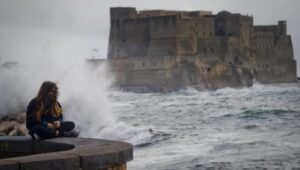 Il mare mosso nel golfo di Napoli che ha ostacolato i collegamenti marittimi tra Pozzuoli e le isole di Ischia e Procida assicurati da stamattina solo a mezzo traghetti, 5 novembre 2014. ANSA / CIRO FUSCO