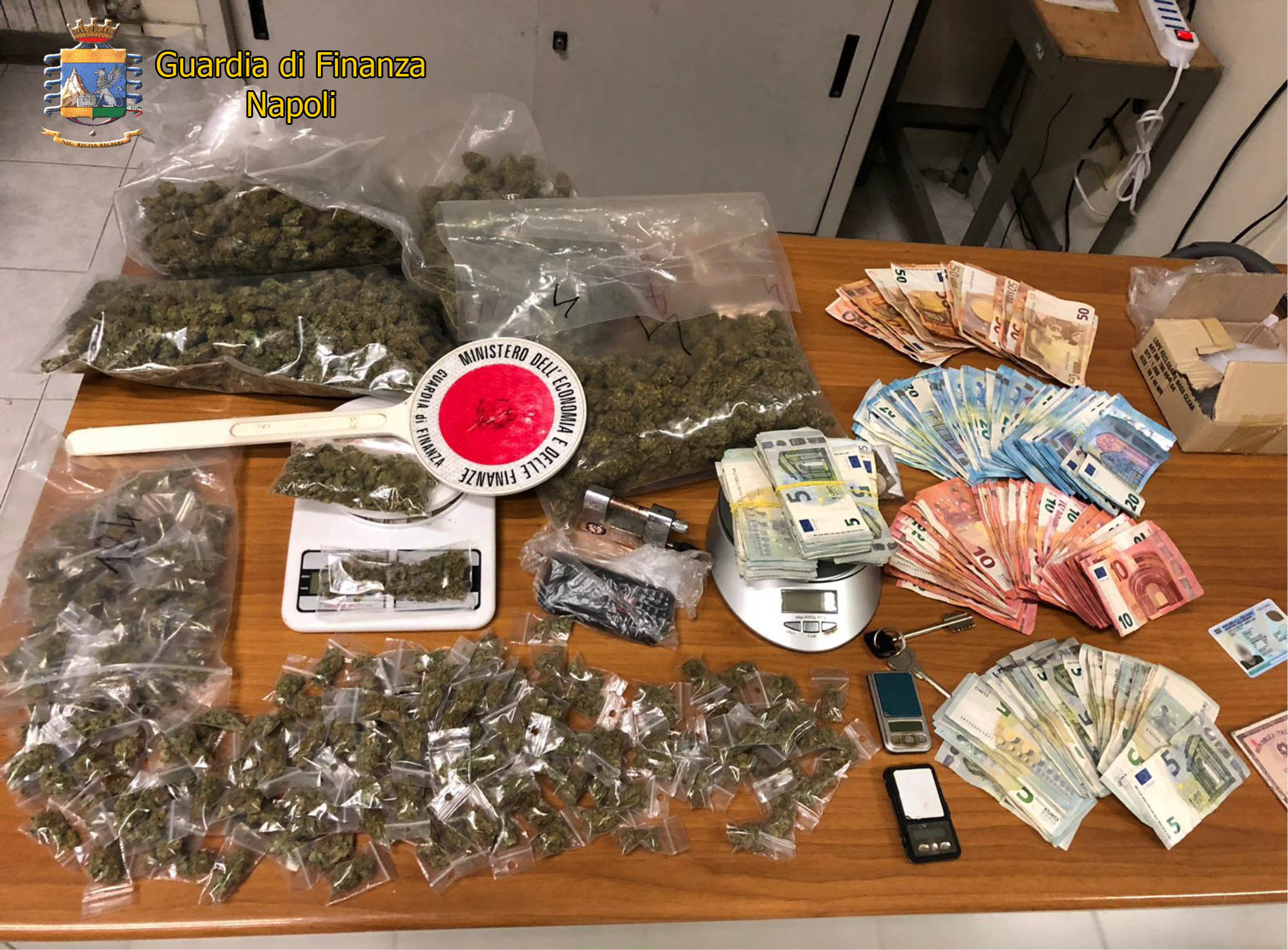 Napoli, blitz al "Borgo" della guardia di finanza: sequestrato 1,4kg di droga