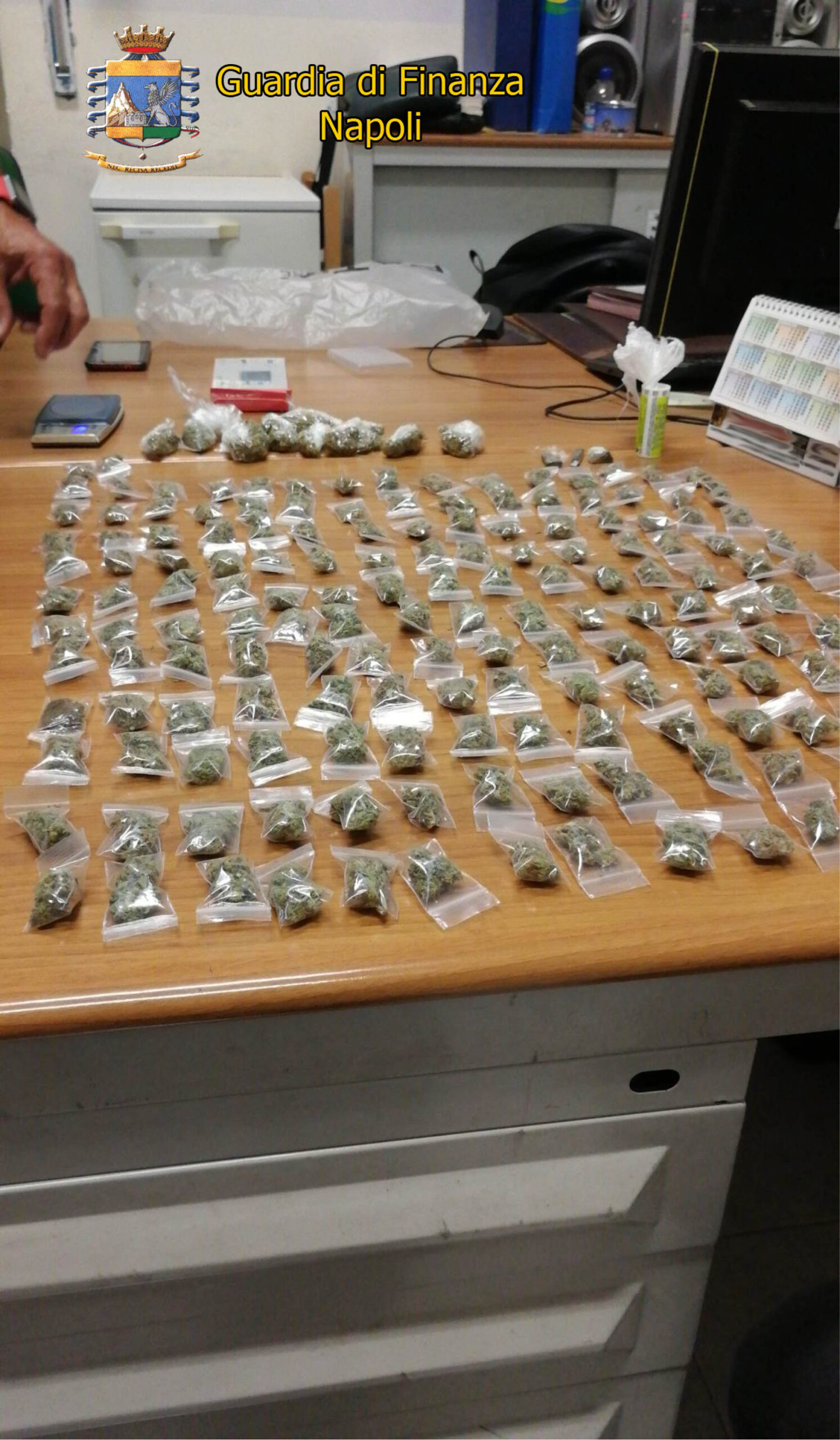 Napoli, blitz al "Borgo" della guardia di finanza: sequestrato 1,4kg di droga