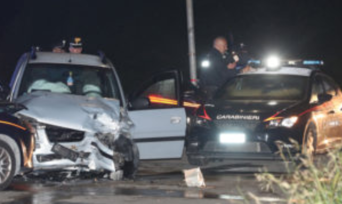 Paura a Napoli, frontale tra i carabinieri e una banda di malviventi: ferito un militare 