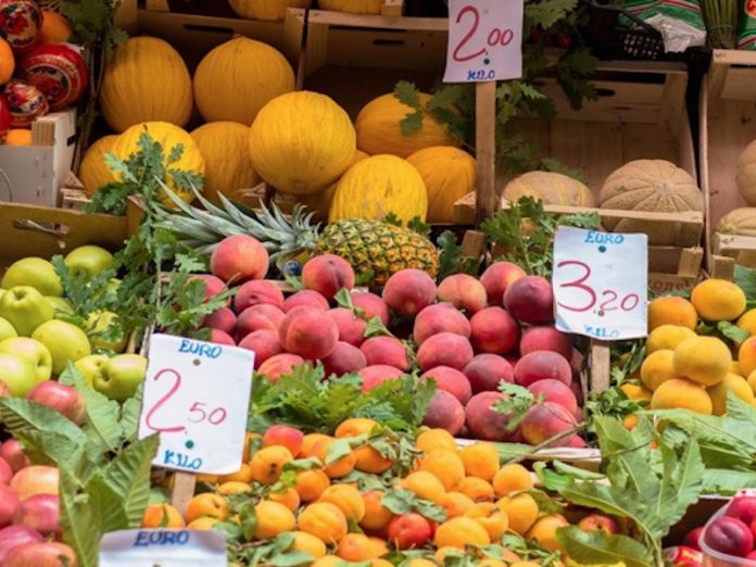 Freddo a Napoli: scatta la denuncia del Codacons contro il caro prezzi su frutta e verdura