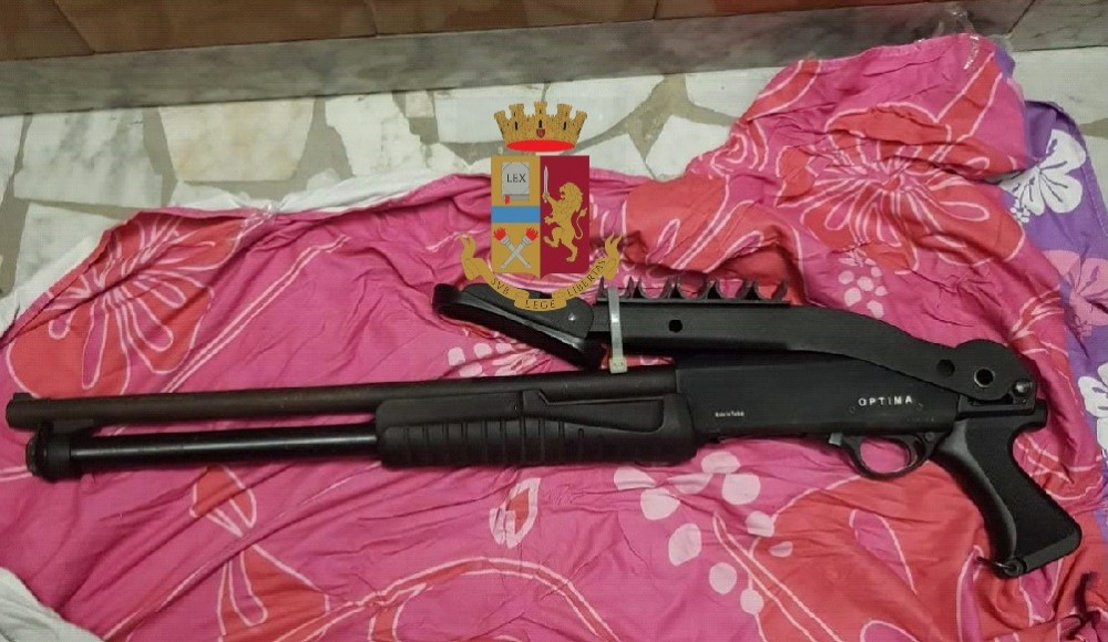 Rione Traiano, blitz della polizia: trovate armi e bombe a mano