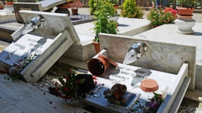 Furto al cimitero di Qualiano: rubate le porte delle cappelle