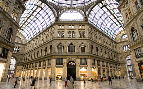 Napoli, con gli scooter sfondano le vetrine e tentano una rapina