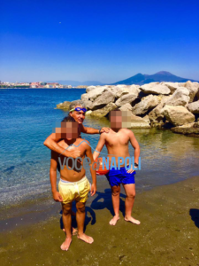 Massimo Giletti torna a Napoli e fa lo "scugnizzo", il conduttore pazzo della città 