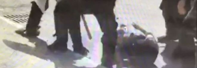 Giovane sequestrato e pestato per una rapina: la polizia arresta i responsabili