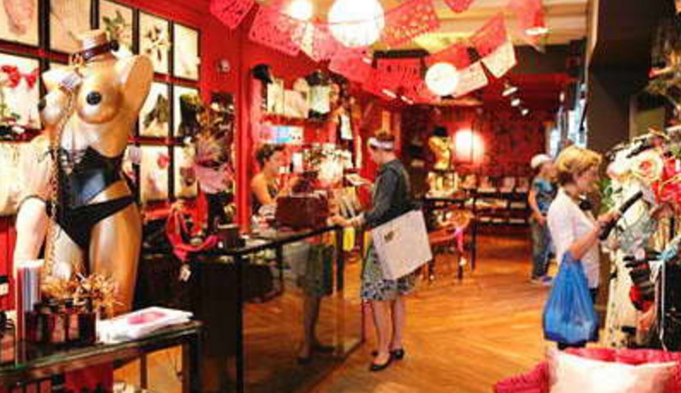 Giugliano, blitz dei carabinieri in un sexy shop 