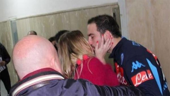 bacio-lara-e-higuain