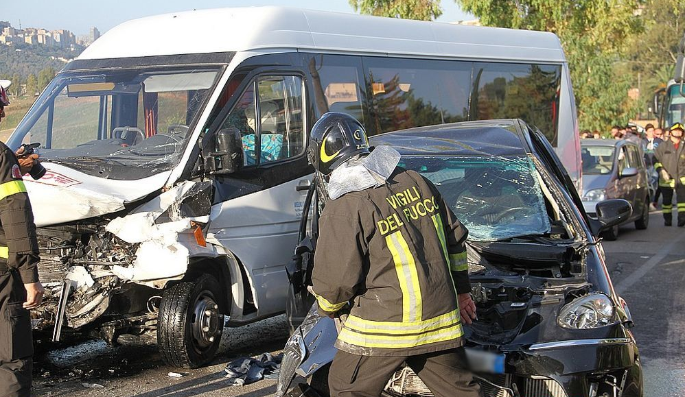 Grave incidente a Vico Equense, traffico in tilt e tre feriti