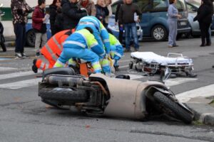 Grave incidente con lo scooter nel Cilento: 18enne in fin di vita