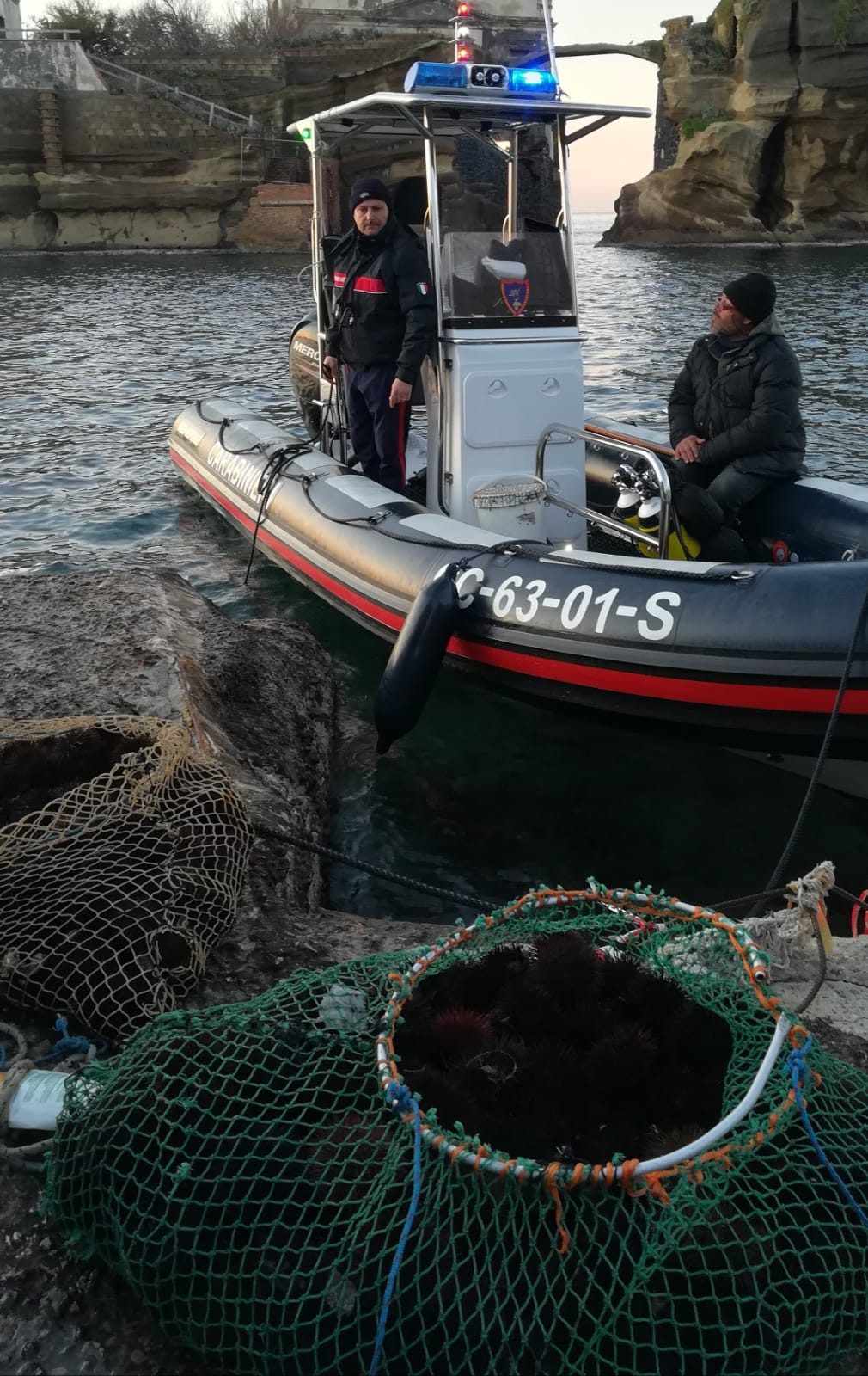 Sorpresi a pescare ricci di mare alla Gaiola, fermati due pescatori di frodo