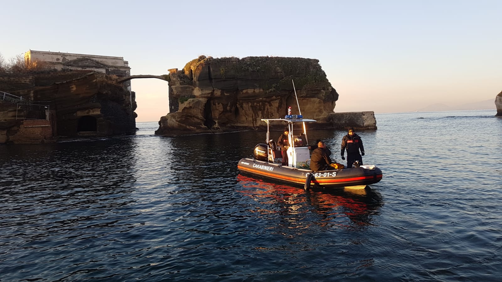 Sorpresi a pescare ricci di mare alla Gaiola, fermati due pescatori di frodo
