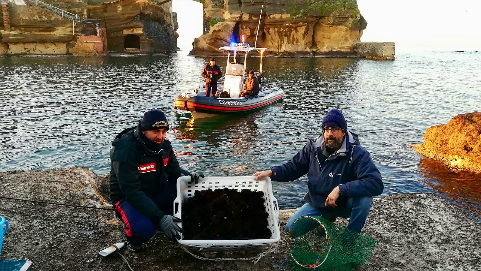 Sorpresi a pescare ricci di mare alla Gaiola, fermati due pescatori di frodo