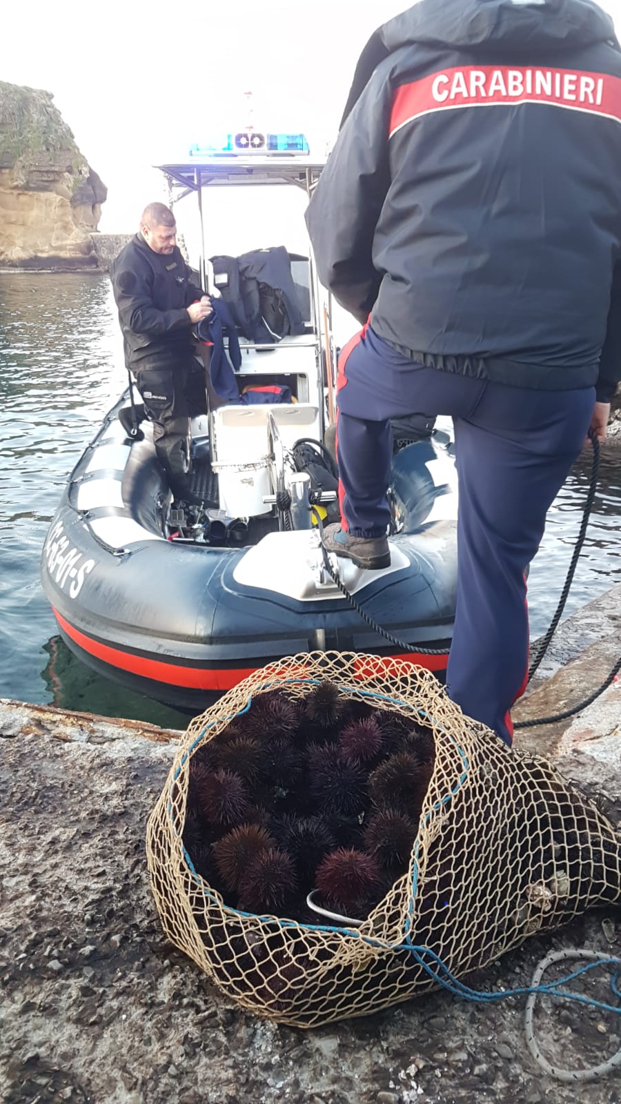 Sorpresi a pescare ricci di mare alla Gaiola, fermati due pescatori di frodo