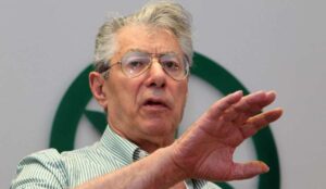 Malore per Umberto Bossi, ricoverato d'urgenza: è grave