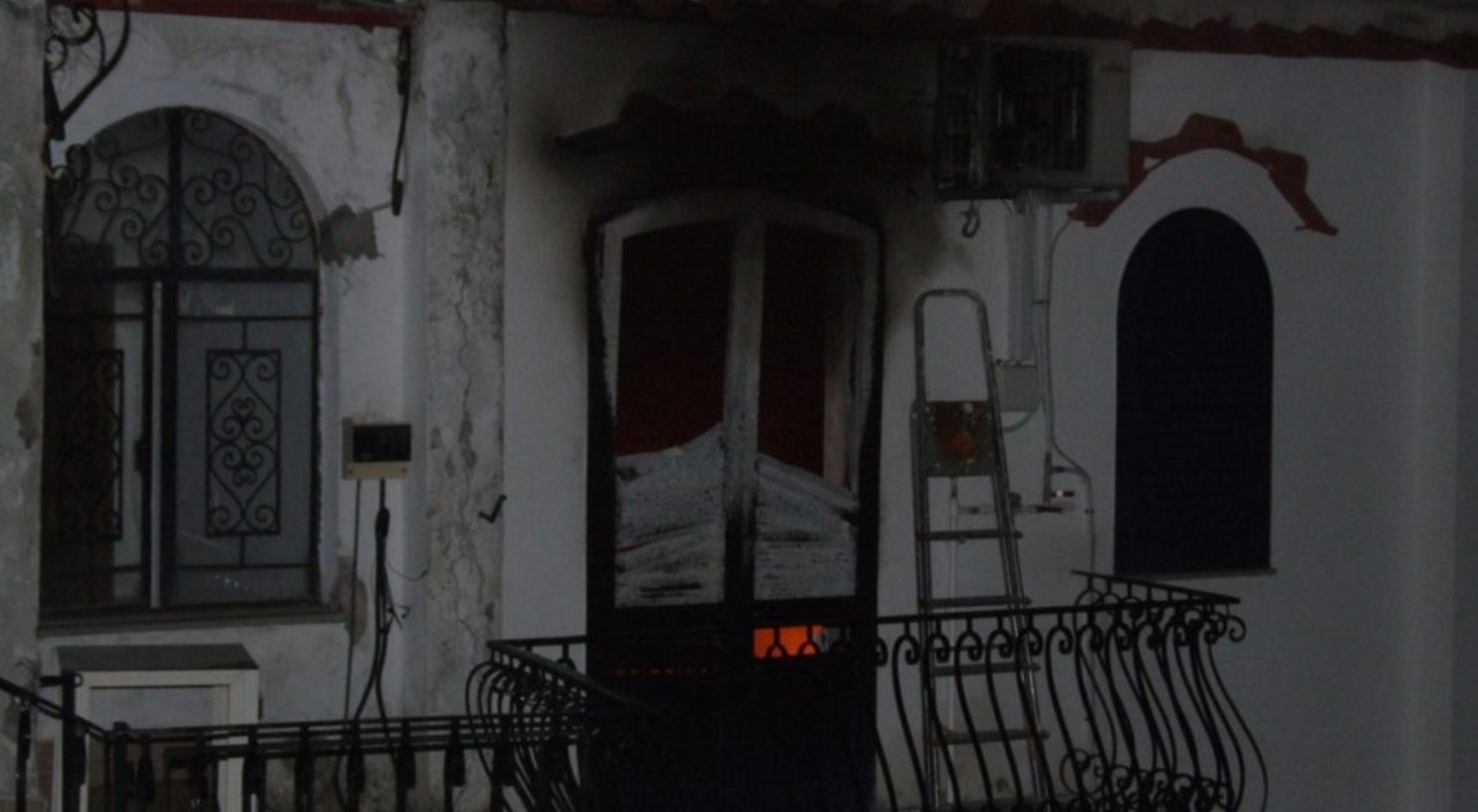 Incendio ad Ischia, a fuoco la casa della famiglia Valentino