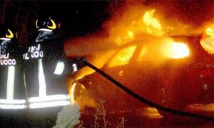 pompieri-incendio-auto-vigili-del-fuoco-500x300