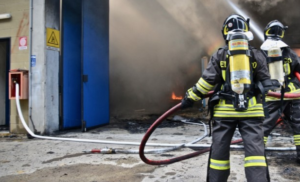 Follia nel Napoletano, le negano un posto letto e lei dà fuoco al centro di accoglienza