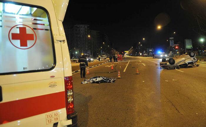 Incidenti stradali: auto contro semaforo, morti 3 giovani