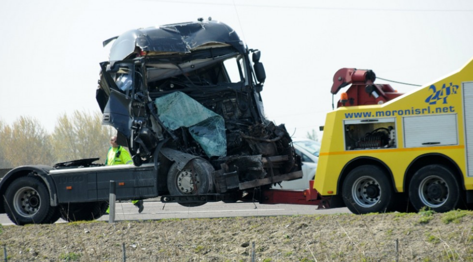 Incidente sull'A1: scontro tra due tir, un morto