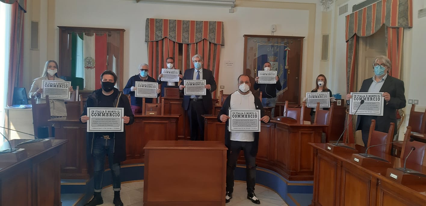 San Giorgio a Cremano, i commercianti organizzano un flash mob e manifesti per sensibilizzare Regione e Governo