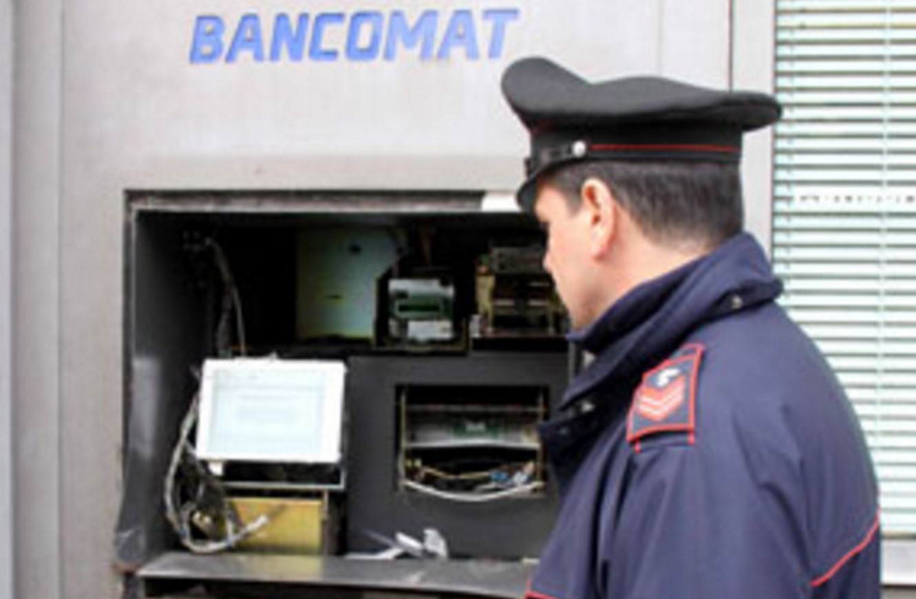 Incredibile rapina al bancomat: uomo da solo porta via 150mila euro